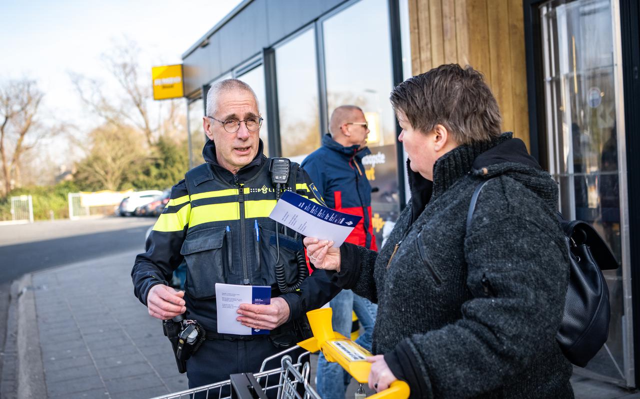 De politie houdt een flyeractie in Sappemeer vanwege de vermiste 70-jarige Fanny uit Sappemeer. Links agent Ronald Pietersma.