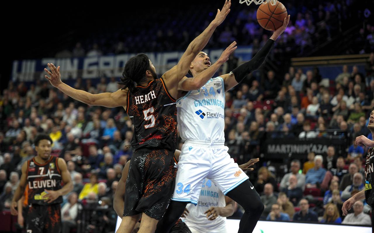 Fraaie score van Donar-speler Marquis Addison; hij is Joshua Heath van Leuven te snel af Fraaie score van Donar-speler Marquis Addison; hij is Joshua Heath van Leuven te snel af
