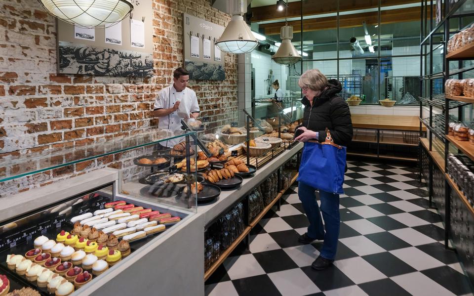Deze week stonden handhavers van de gemeente Groningen bij Menno Plagmeijer op de stoep. Hij mag zijn bakkerszaak niet langer op zondagochtend openen.