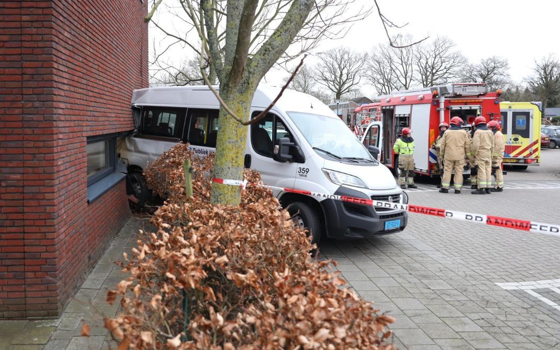 Taxibus boort zich in pand Visio De Heukelom in Haren. Brandweer beoordeelt stabiliteit gebouw - Dag