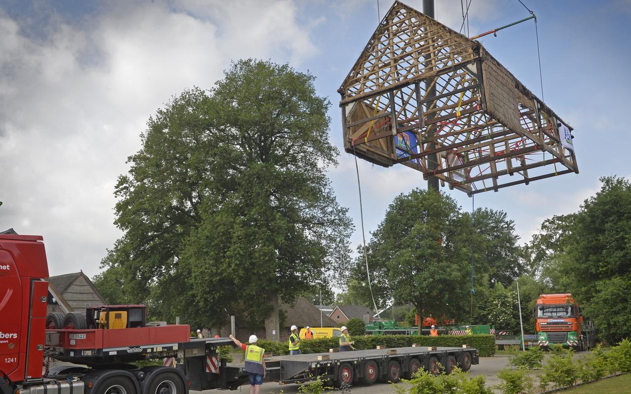 Het eeuwenoude bouwwerk hangt in de takels. Het eeuwenoude bouwwerk hangt in de takels.