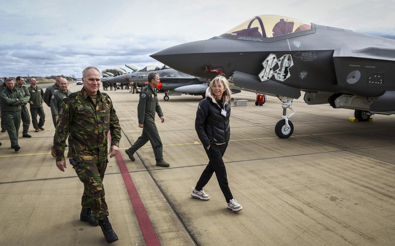 Minister Ollongren in gesprek met generaal Onno Eichelsheim, Commandant der Strijdkrachten, tijdens haar bezoek aan de vliegbasis Leeuwarden waar in het voorjaar van 2022 de internationale militaire vliegoefening Frisian Flag werd gehouden. Foto: ANP/VINCENT JANNINK Minister Ollongren in gesprek met generaal Onno Eichelsheim, Commandant der Strijdkrachten, tijdens haar bezoek aan de vliegbasis Leeuwarden waar in het voorjaar van 2022 de internationale militaire vliegoefening Frisian Flag werd gehouden. Foto: ANP/VINCENT JANNINK