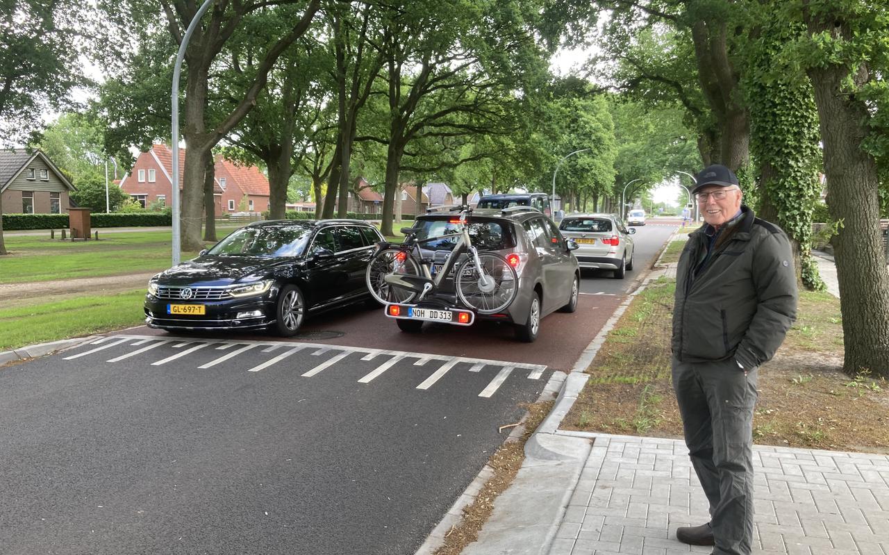Gerrit Wisman, voormalig voorzitter Plaatselijk Belang Nieuw-Dordrecht, voor zijn woning aan de drukke Oranjedorpstraat.