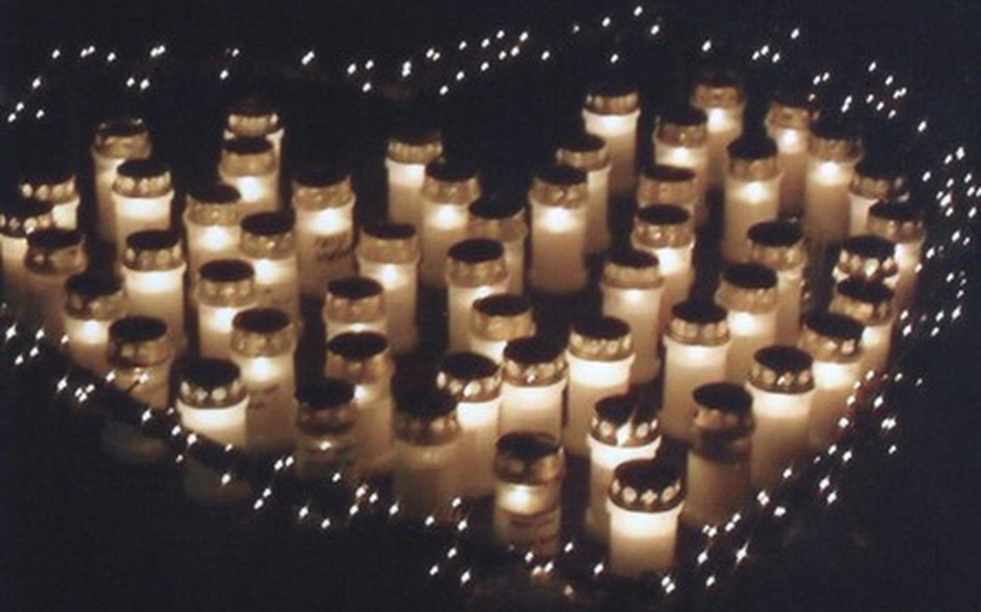 Lichtjesavond op begraafplaatsen in Witteveen en Westerbork. Dierbaren gedenken met fakkels, persoon