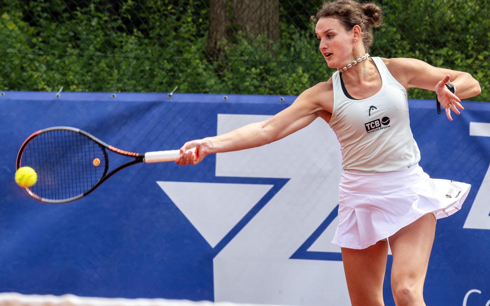 Tennissters Bargeres ondanks drie matchpoints toch de bietenbrug op tegen fotomodel Sem Wensveen. ’D