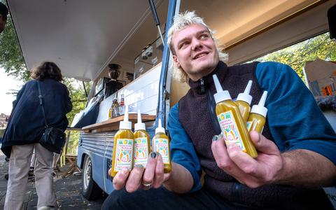 Finn Koehler maakt een hete, gefermenteerde saus met pepers en heel veel ananas. De saus is onder andere te koop bij Revista Coffee bij de Herebrug in Groningen. 
