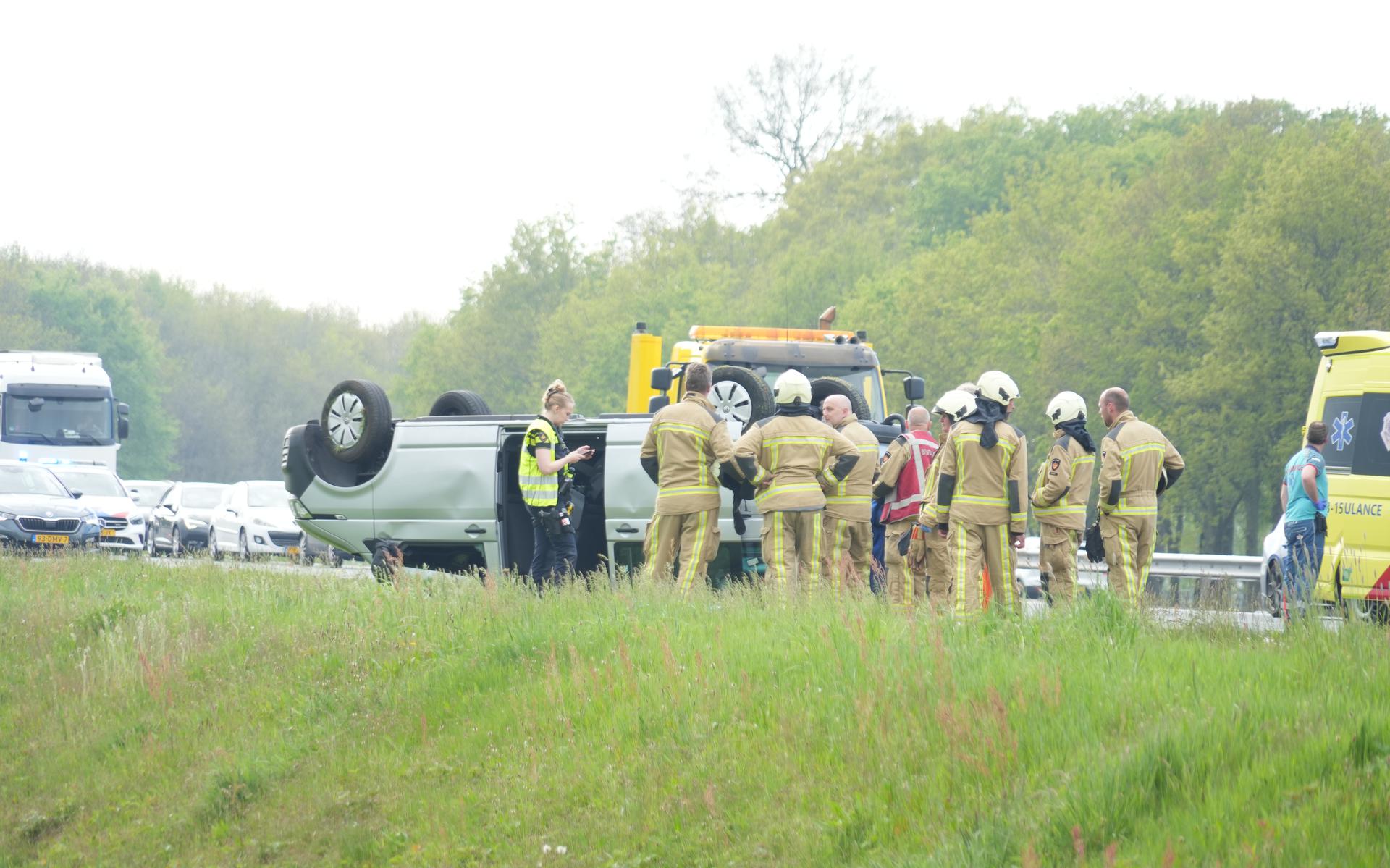 Op de A28 ter hoogte van de Wijk is een auto op de kop beland. Een traumahelikopter is op de snelweg geland. 