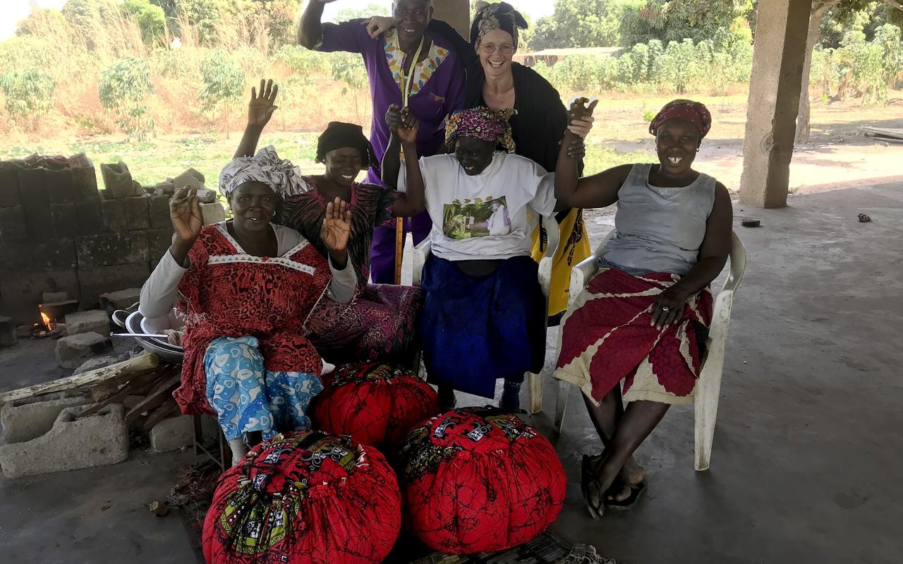 Rianne Schuurman uit Nieuwolda heeft het bedrijf Cooking Bag Company opgericht met Afeer. Her staat ze op de foto met Ghanese vrouwen. Rianne Schuurman uit Nieuwolda heeft het bedrijf Cooking Bag Company opgericht met Afeer. Her staat ze op de foto met Ghanese vrouwen.