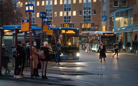Er rijden minder bussen door gebrek aan personeel, maar reizigers merken daar volgens het OV-bureau betrekkelijk weinig van.