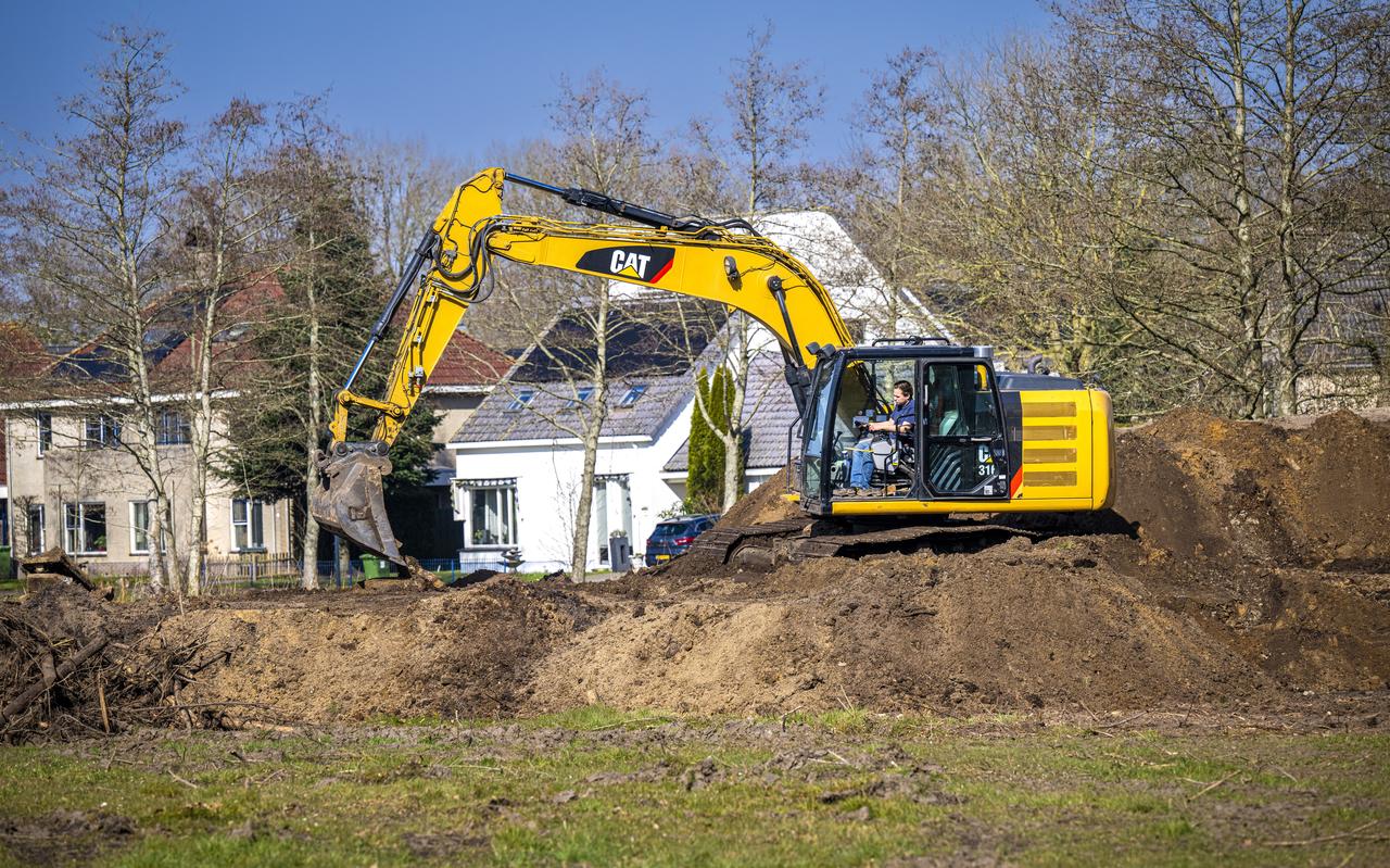 Een gele grijper verzet grondwerk voor Vries-Zuid. Na 25 jaar wordt er weer een nieuwe woonwijk in dorp gebouwd. Een gele grijper verzet grondwerk voor Vries-Zuid. Na 25 jaar wordt er weer een nieuwe woonwijk in dorp gebouwd.