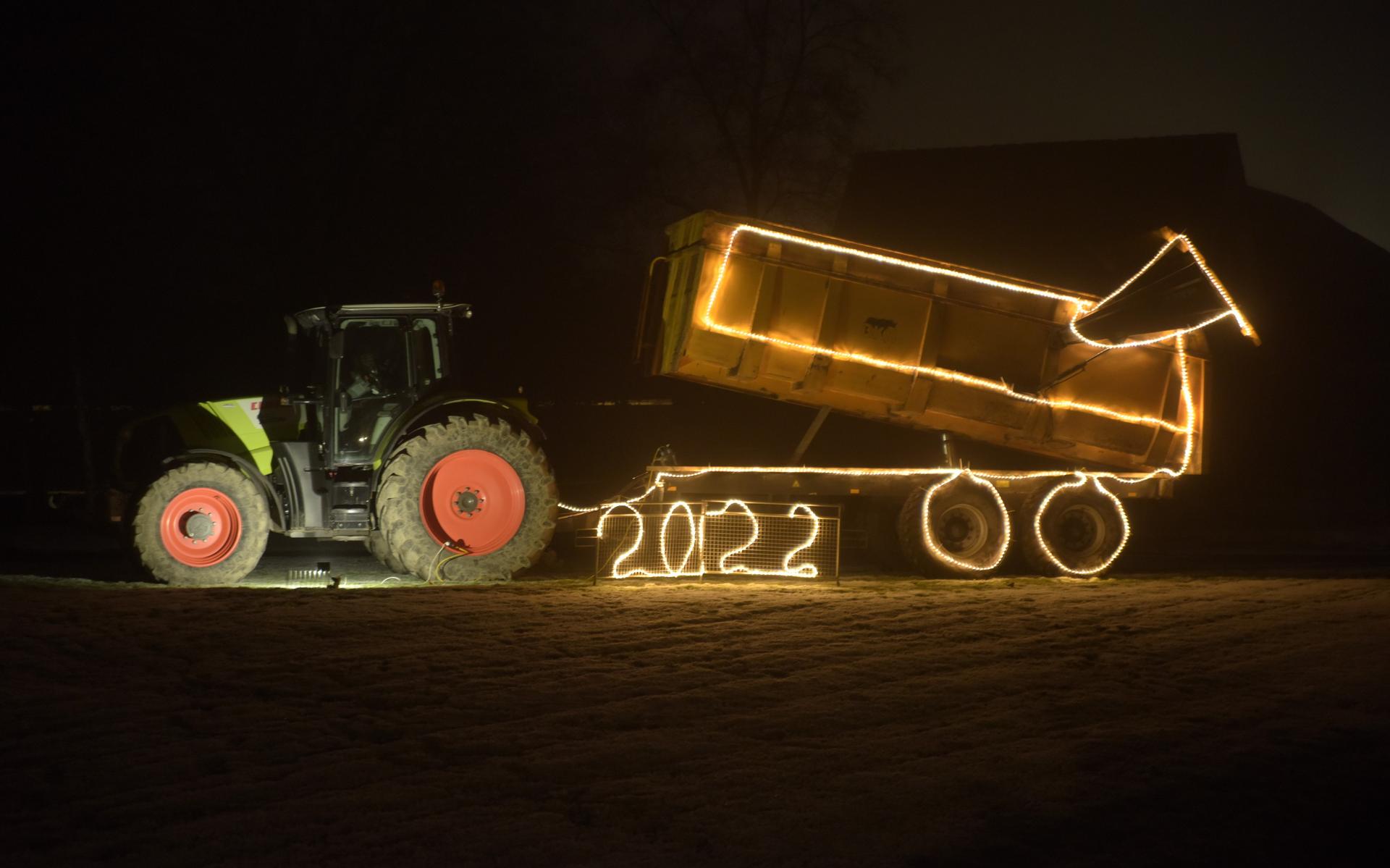 Een stralende tractor langs de route.
