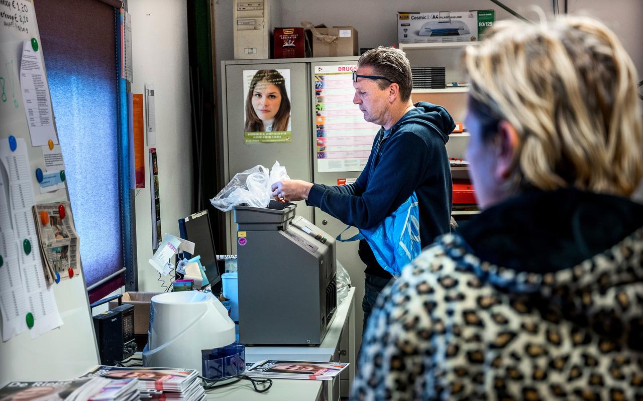 Tony Grotenhuis telt geld op de distributielocatie van straatkrant De Riepe. Alle verkopers komen met plastic zakjes vol kleingeld binnen om nieuwe straatkranten te kopen. Tony Grotenhuis telt geld op de distributielocatie van straatkrant De Riepe. Alle verkopers komen met plastic zakjes vol kleingeld binnen om nieuwe straatkranten te kopen.