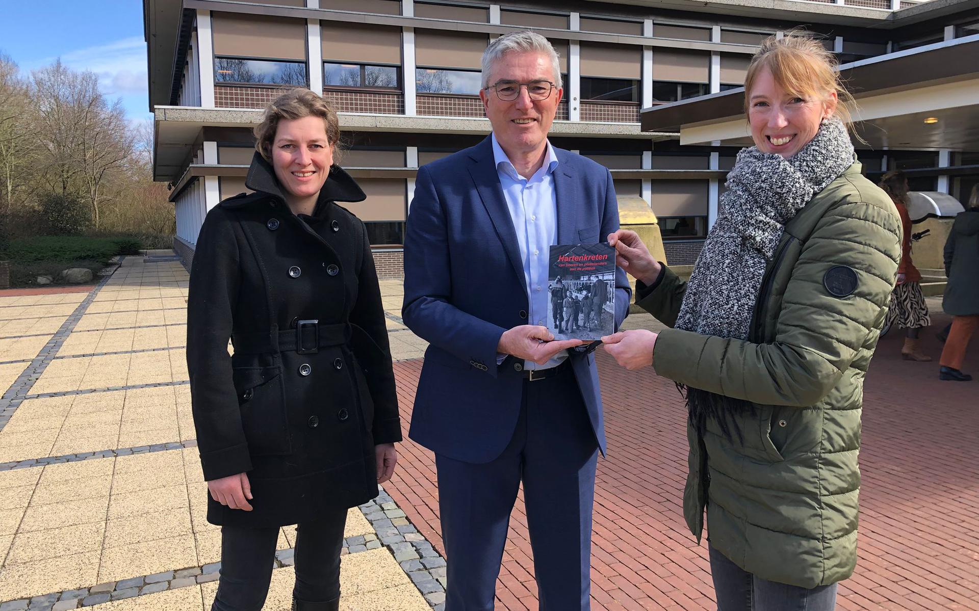 De overhandiging van het boekje Hartenkreten met links Stieneke van Nes, gedeputeerde Henk Jumelet en Wenda Bolhuis (r)