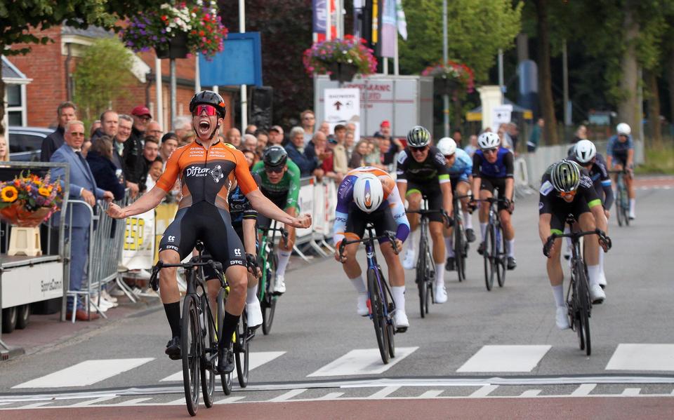 Jasper Huitema wint de sprint van de kopgroep. 