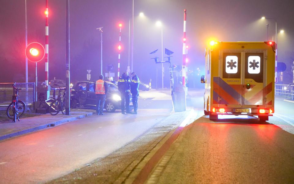 Een automoblist reed woensdagavond de Oostersluisbrug in Groningen kapot.