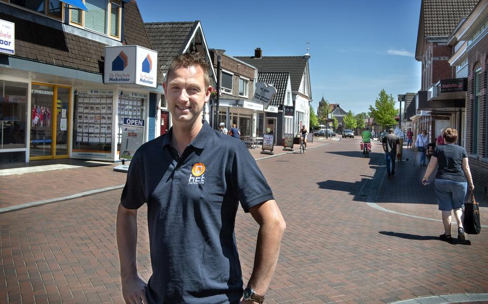Ondernemer Jeroen Hoving ziet toekomst voor het winkelcentrum van Grootegast. ,,Er is gelukkig weinig leegstand.''                           