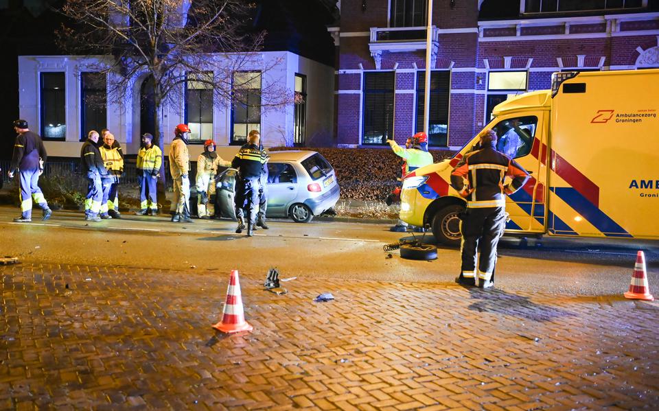 Chaos op de Meint Veningastraat in Hoogezand. Automobilist raakt bekneld in voertuig na botsing met andere auto.