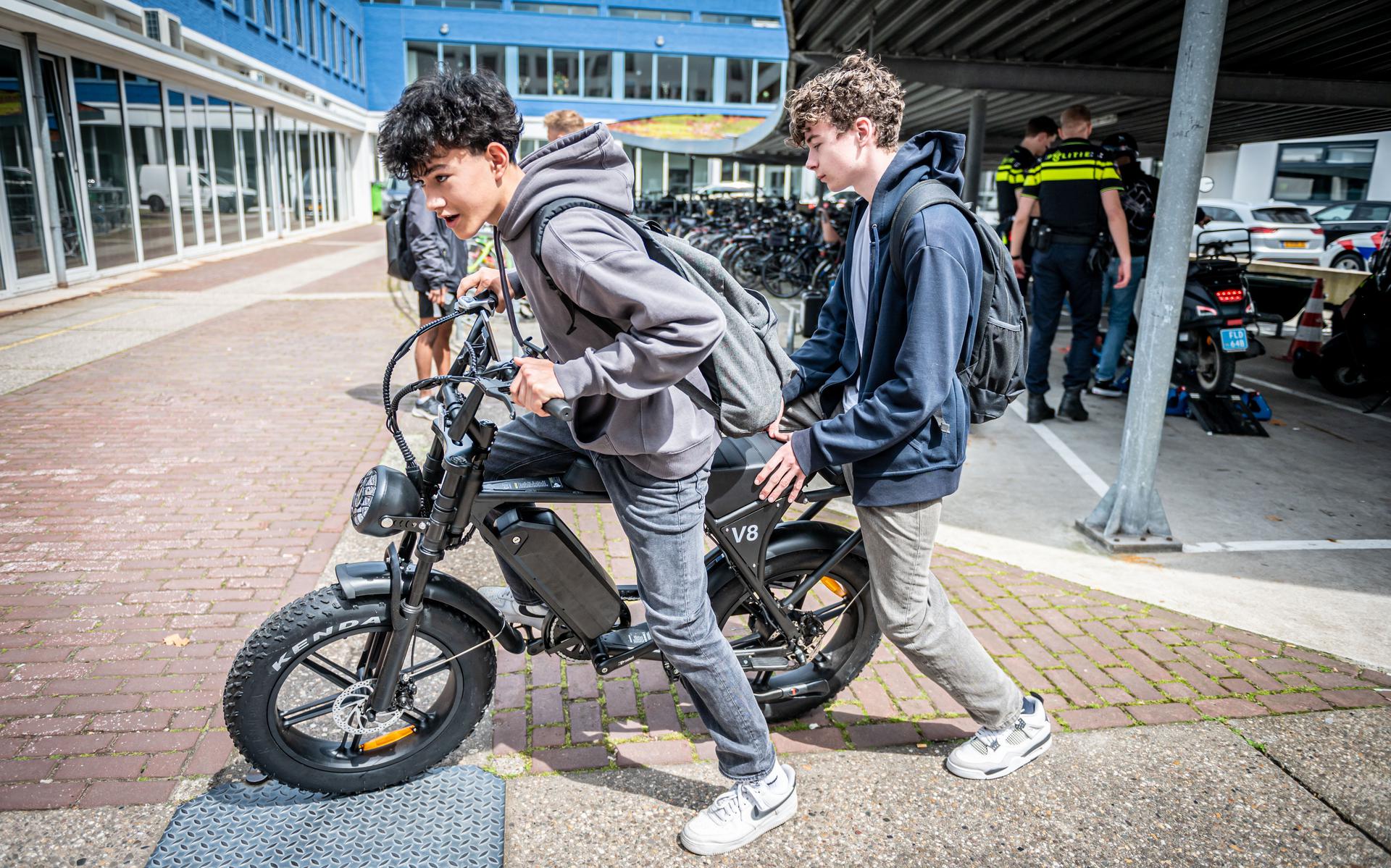 Police decide Kaspar (15) from Assen off the road together with his fats bike.  His e-bike is the primary to hit the curler bench in Groningen