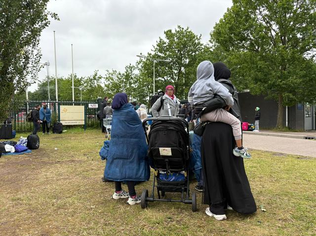 Ook vrouwen en kinderen moeten nu buiten wachten in Ter Apel, dat steeds meer op een tentenkamp lijk