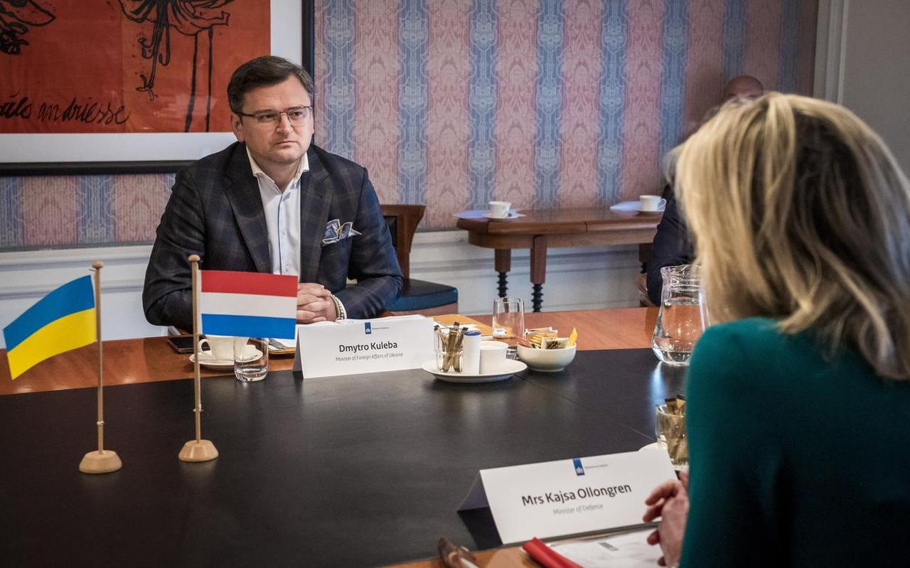 Tijdens zijn bezoek aan Nederland sprak de Oekraïense minister van Buitenlandse Zaken Dmytro Kuleba dit voorjaar met minister van Defensie Kasja Ollongren over Nederlandse wapenleveranties aan zijn land. FOTO ANP/LEX VAN LIESHOUT Tijdens zijn bezoek aan Nederland sprak de Oekraïense minister van Buitenlandse Zaken Dmytro Kuleba dit voorjaar met minister van Defensie Kasja Ollongren over Nederlandse wapenleveranties aan zijn land. FOTO ANP/LEX VAN LIESHOUT