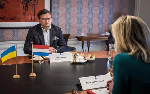 Tijdens zijn bezoek aan Nederland sprak de Oekraïense minister van Buitenlandse Zaken Dmytro Kuleba dit voorjaar met minister van Defensie Kasja Ollongren over Nederlandse wapenleveranties aan zijn land.  FOTO ANP/LEX VAN LIESHOUT