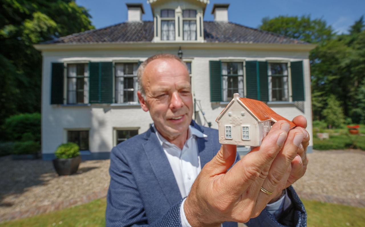 Minne Wiersma, directeur van de Maatschappij van Weldadigheid, toont een exemplaar van het exclusieve koloniehuisje dat in de verkoop gaat. Minne Wiersma, directeur van de Maatschappij van Weldadigheid, toont een exemplaar van het exclusieve koloniehuisje dat in de verkoop gaat.