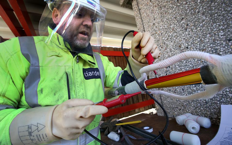 Technisch personeel is haast niet meer te vinden. Op de foto een leerling van de bedrijfsschool van netwerkbeheerder Liander in Leeuwarden.