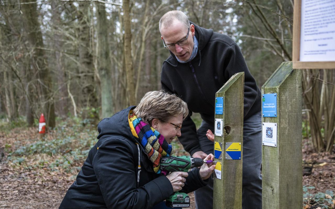 Sandra Meulman en Willem Vriend bevestigen een markeringsbordje voor een van de wandelroutes. Sandra Meulman en Willem Vriend bevestigen een markeringsbordje voor een van de wandelroutes.