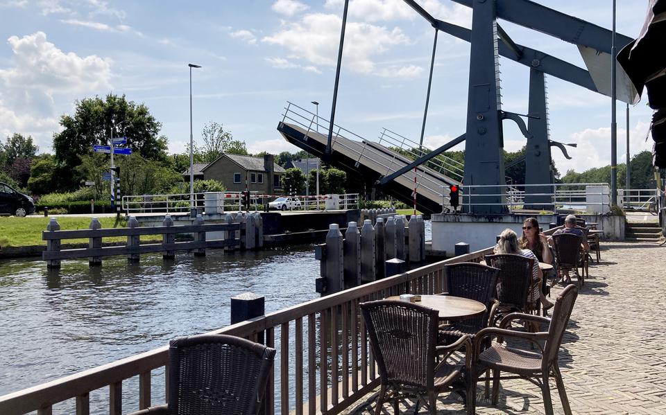 De brug bij bierbrouwerij/café Mommeriete in Gramsbergen gaat met enige regelmaat open voor de passage van boten.