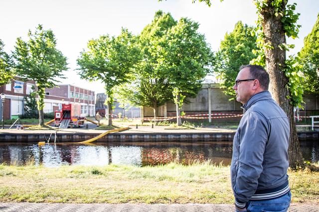 Zorgen bij omwonenden na grote brand in Oude Pekela: ‘je voelde de deeltjes neerkomen’