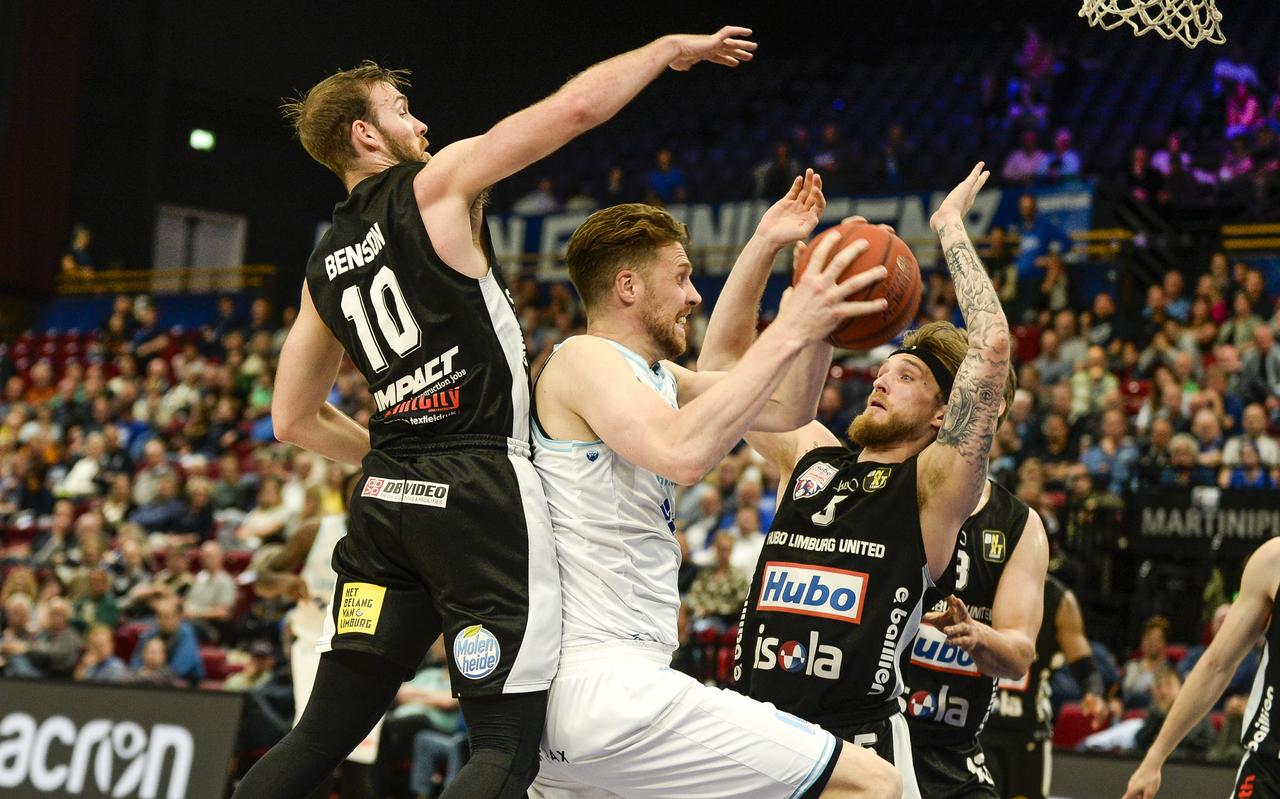 Thomas Koenis ontpopte zich dinsdagavond tot de beste man aan Donar-zijde. Hier beukt de routinier zich een weg naar de basket ten koste van Limburg United-speler Casey Benson en Spencer Littleson. Thomas Koenis ontpopte zich dinsdagavond tot de beste man aan Donar-zijde. Hier beukt de routinier zich een weg naar de basket ten koste van Limburg United-speler Casey Benson en Spencer Littleson.