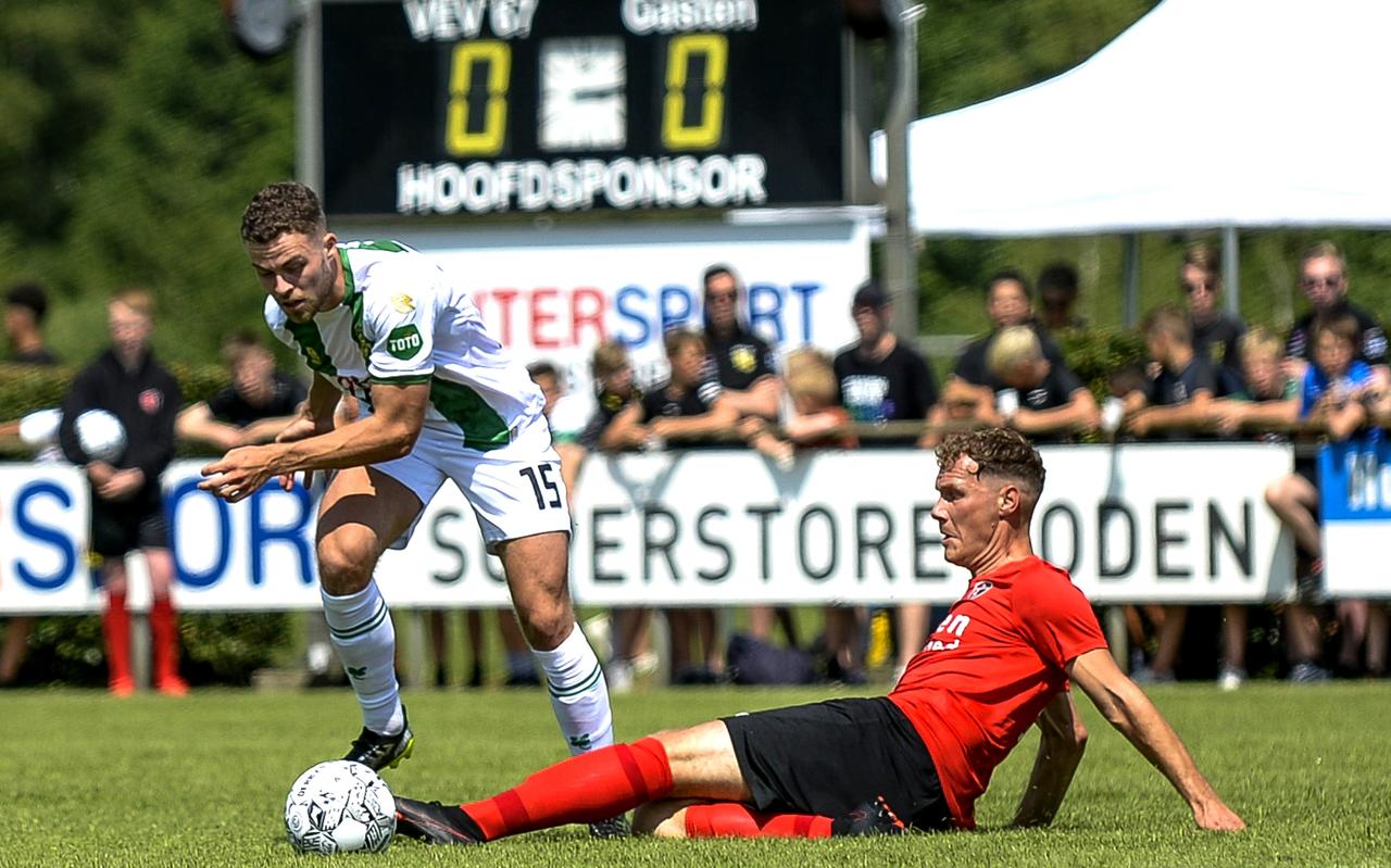 FC Groningen-speler Gabriel Gudmundsson (links) ontwijkt een van tackle Fabian Stevens van Pelikaan S. FC Groningen-speler Gabriel Gudmundsson (links) ontwijkt een van tackle Fabian Stevens van Pelikaan S.