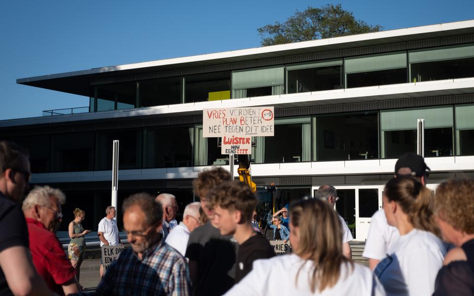 Demonstranten voor het gemeentehuis in Vries maken bezwaar tegen de komst van een azc met 250 plekken in Vries.