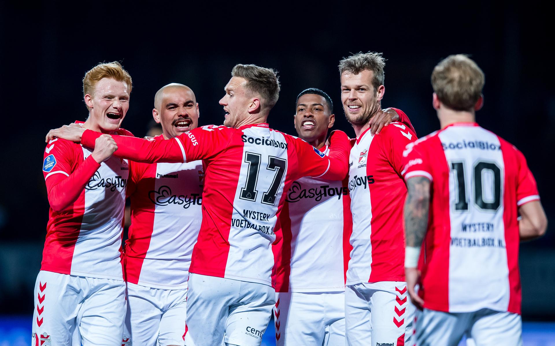 Diverse spelers van FC Emmen vieren de winnende treffer van Jeroen Veldmate tijdens het duel met SC Cambuur.