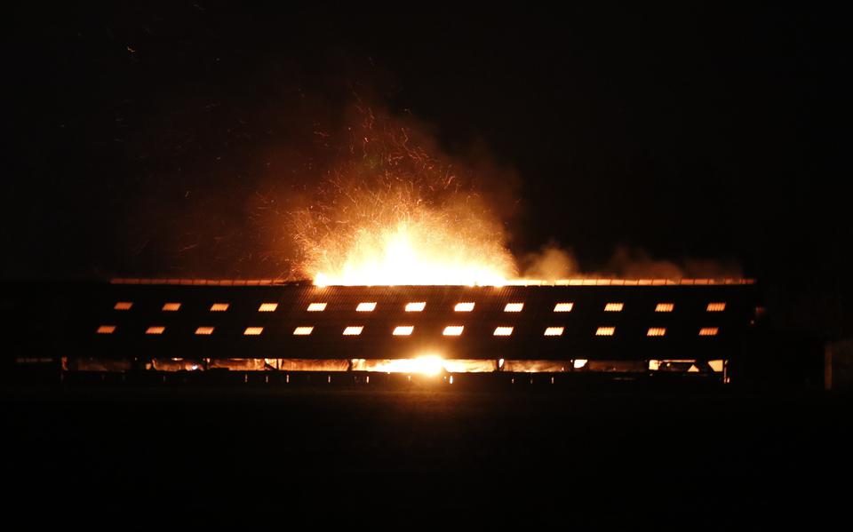 Stal In Dalen Getroffen Door Uitslaande Brand. Vlammen Slaan Uit Het ...