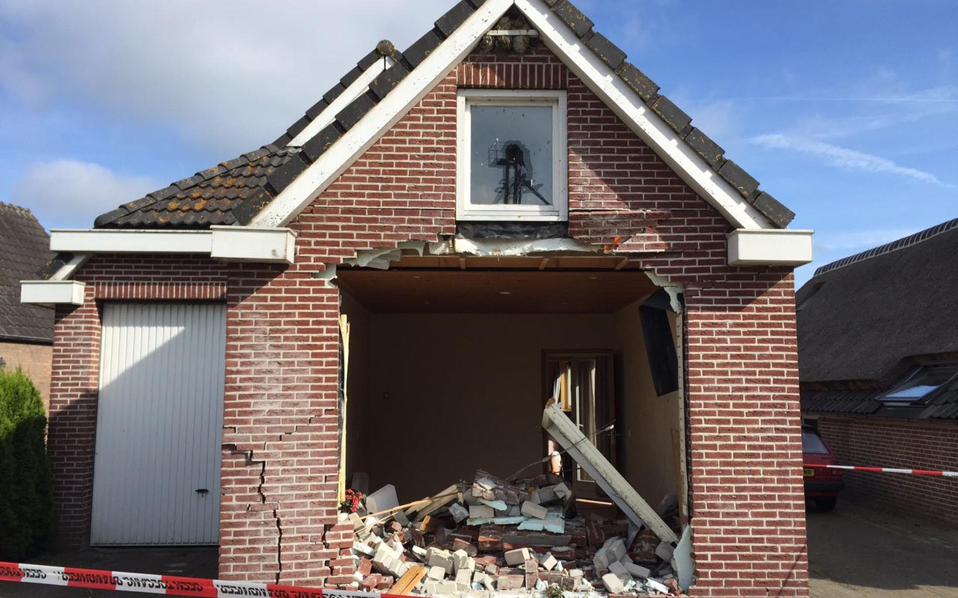 Vrachtwagen rijdt woning binnen in Hijken