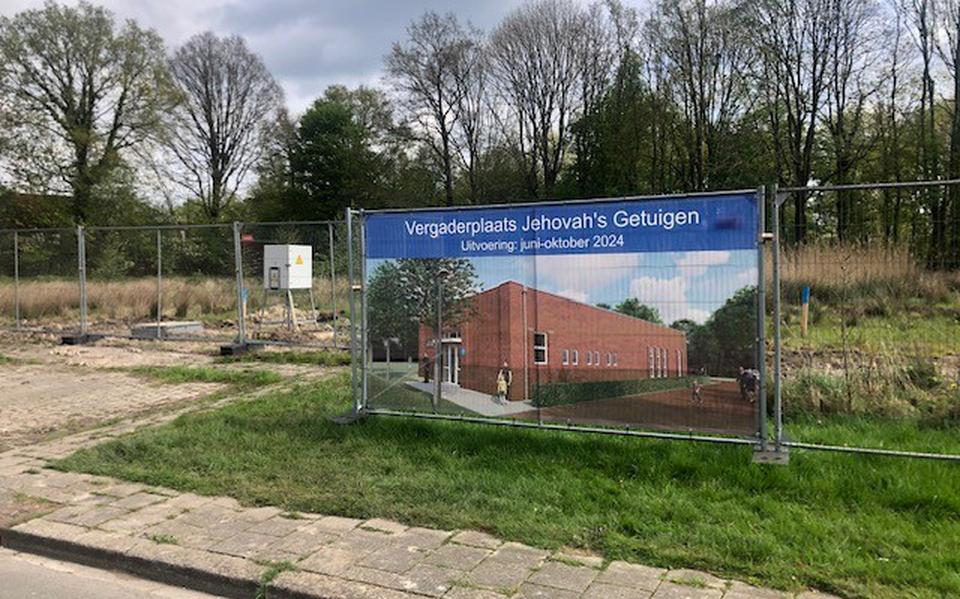 De voorbereidende werkzaamheden voor een vergaderzaal van Jehovah's Getuigen in Winschoten zijn begonnen.