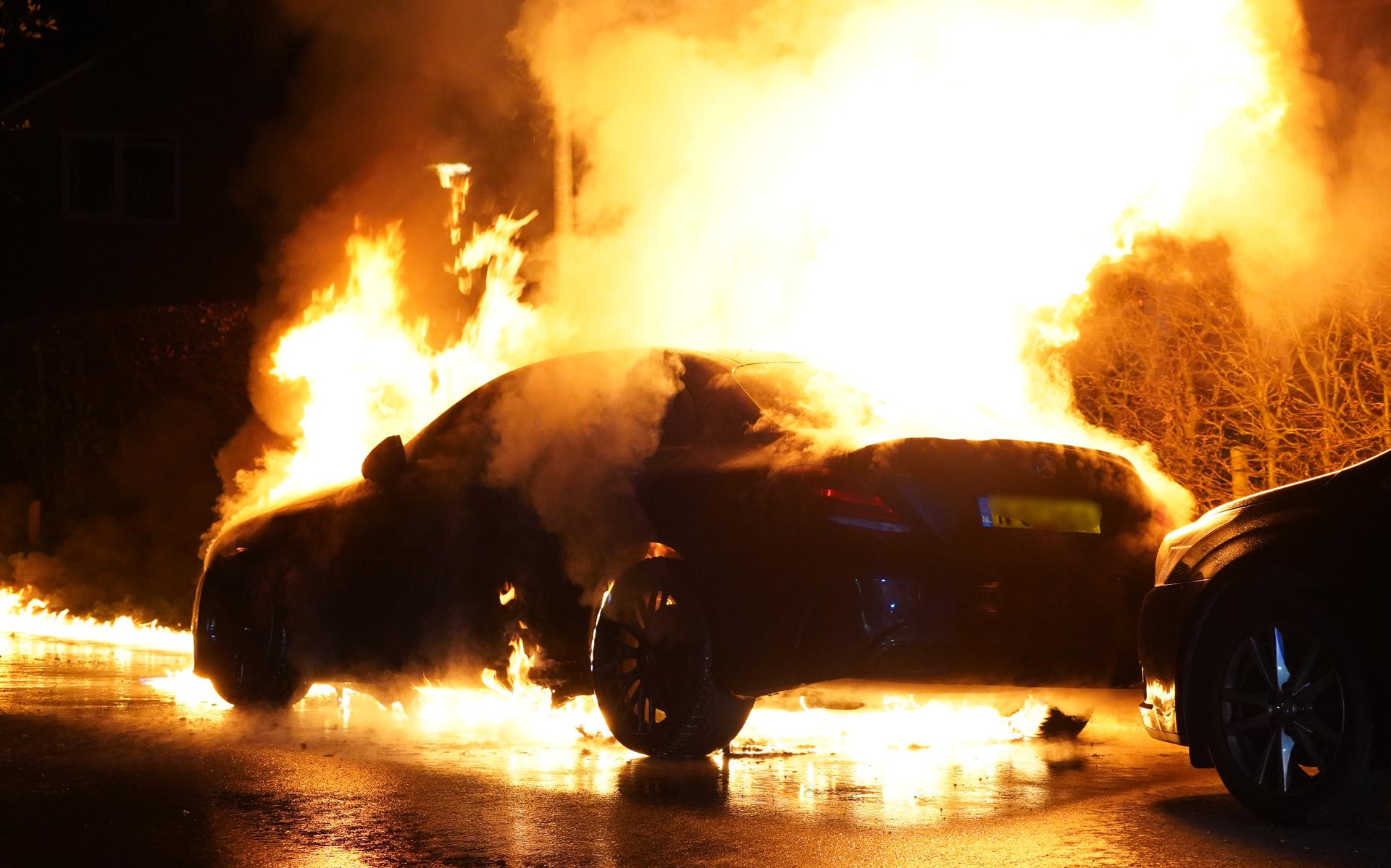 Peperdure auto door brand verwoest in Groningen.