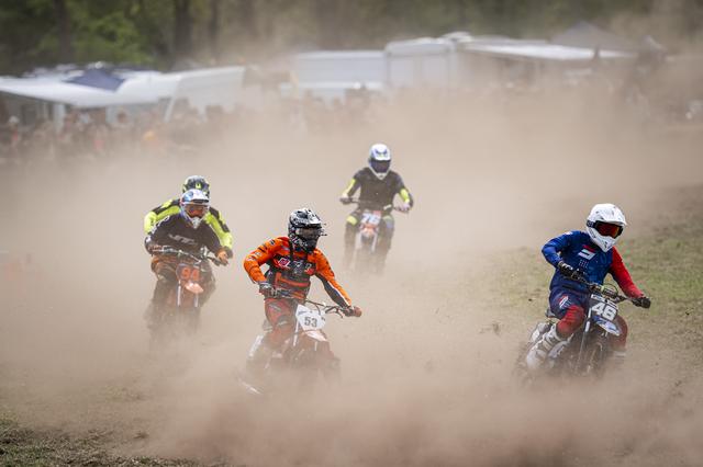 Van racen en auto’s beschilderen tot fluitketelcurling: zo vermaakt Drenthe zich op Koningsdag