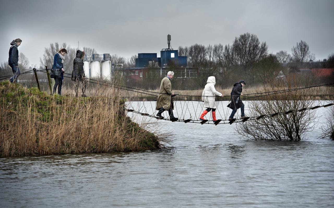 Door de jaren heen zijn de vloeivelden van de voormalige Suikerfabriek in natuurgebied veranderd. Binnenkort wil Groningen er huizen bouwen. Door de jaren heen zijn de vloeivelden van de voormalige Suikerfabriek in natuurgebied veranderd. Binnenkort wil Groningen er huizen bouwen.