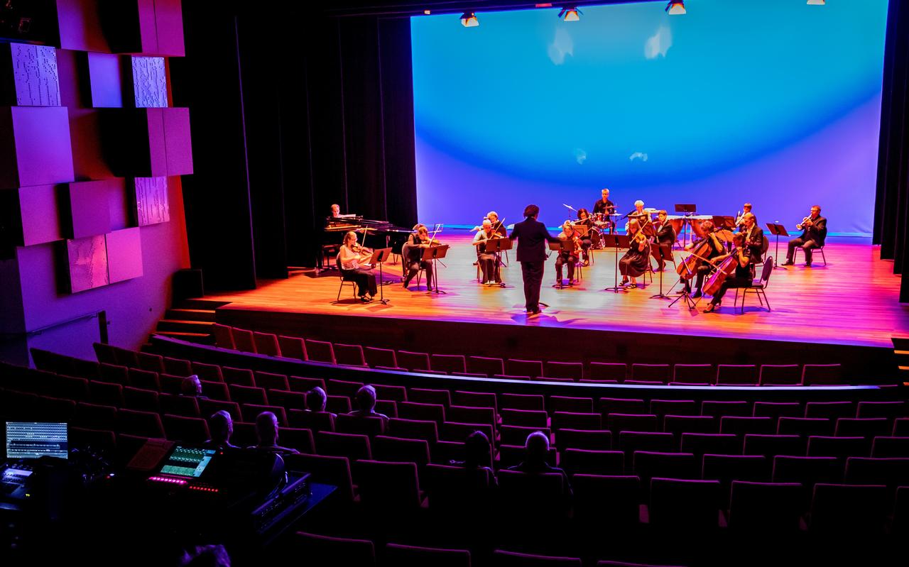 Weinig mensen op het podium, weinig in de theaterzaal. Corona houdt ook de cultuur sector in de greep. Weinig mensen op het podium, weinig in de theaterzaal. Corona houdt ook de cultuur sector in de greep.