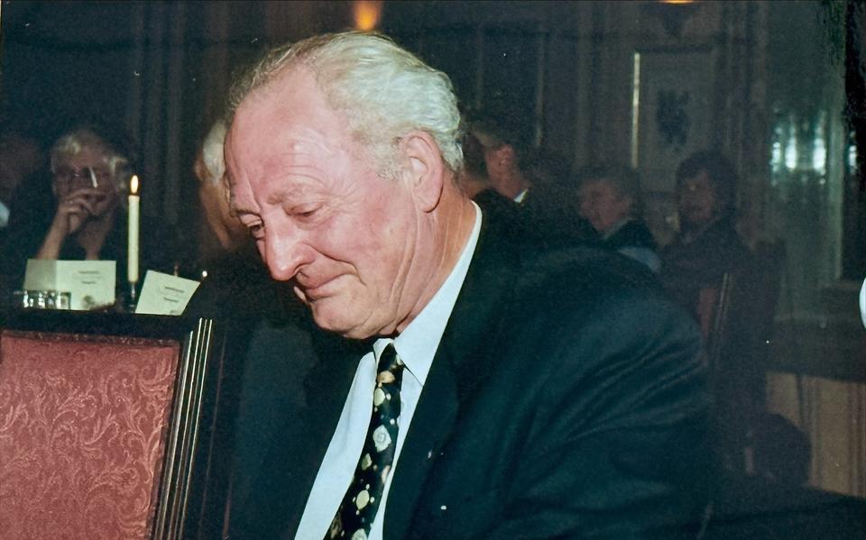Harry Rozema, grondlegger gemaal Rozema, bij zijn afscheid van het waterschap in 1999.