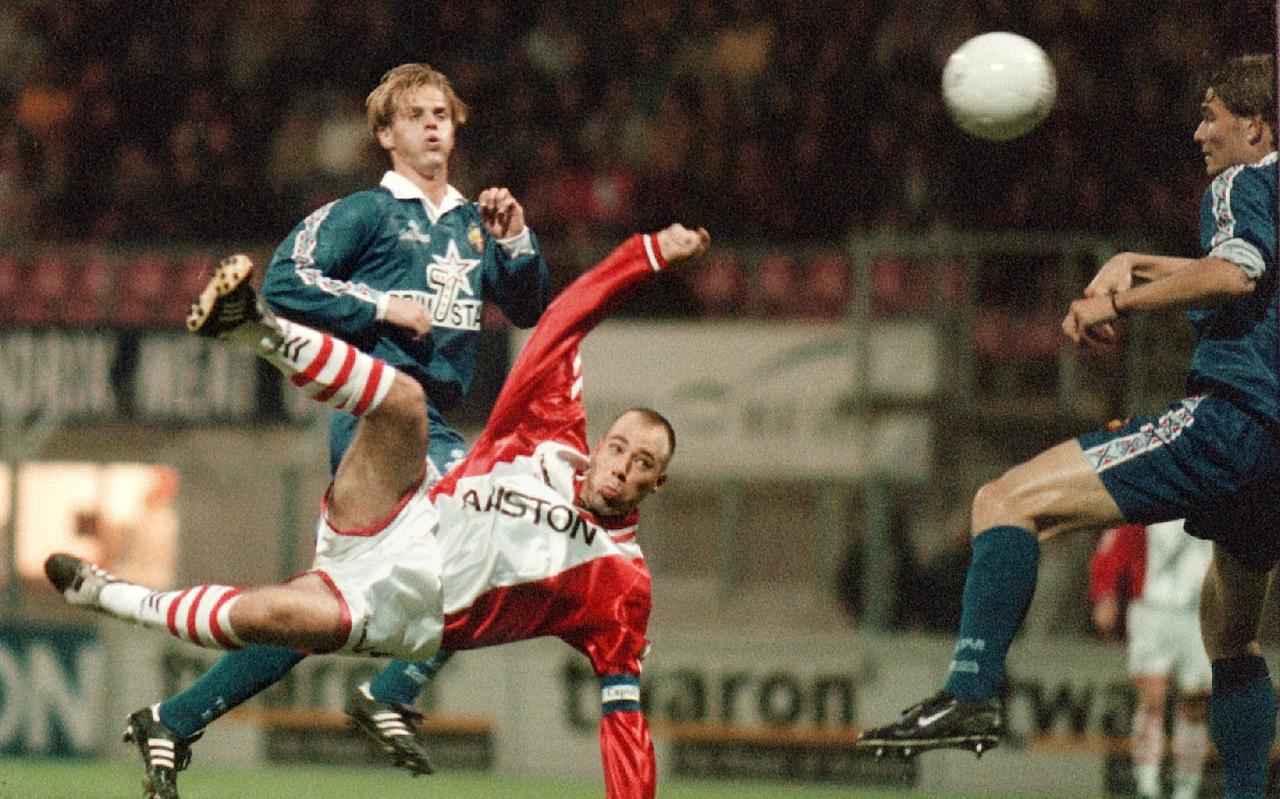 Michel van Oostrum scoort met een spectaculaire omhaal voor FC Emmen. Michel van Oostrum scoort met een spectaculaire omhaal voor FC Emmen.
