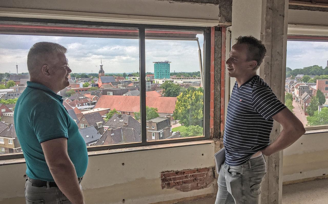 David Maas, directeur WiMa Vastgoed en Jeroen Hemmes, projectmanager op een van de bovenste etages van de Zusterflat in Winschoten met zicht over Winschoten. David Maas, directeur WiMa Vastgoed en Jeroen Hemmes, projectmanager op een van de bovenste etages van de Zusterflat in Winschoten met zicht over Winschoten.