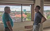 David Maas, directeur WiMa Vastgoed en Jeroen Hemmes, projectmanager op een van de bovenste etages van de Zusterflat in Winschoten met zicht over Winschoten.