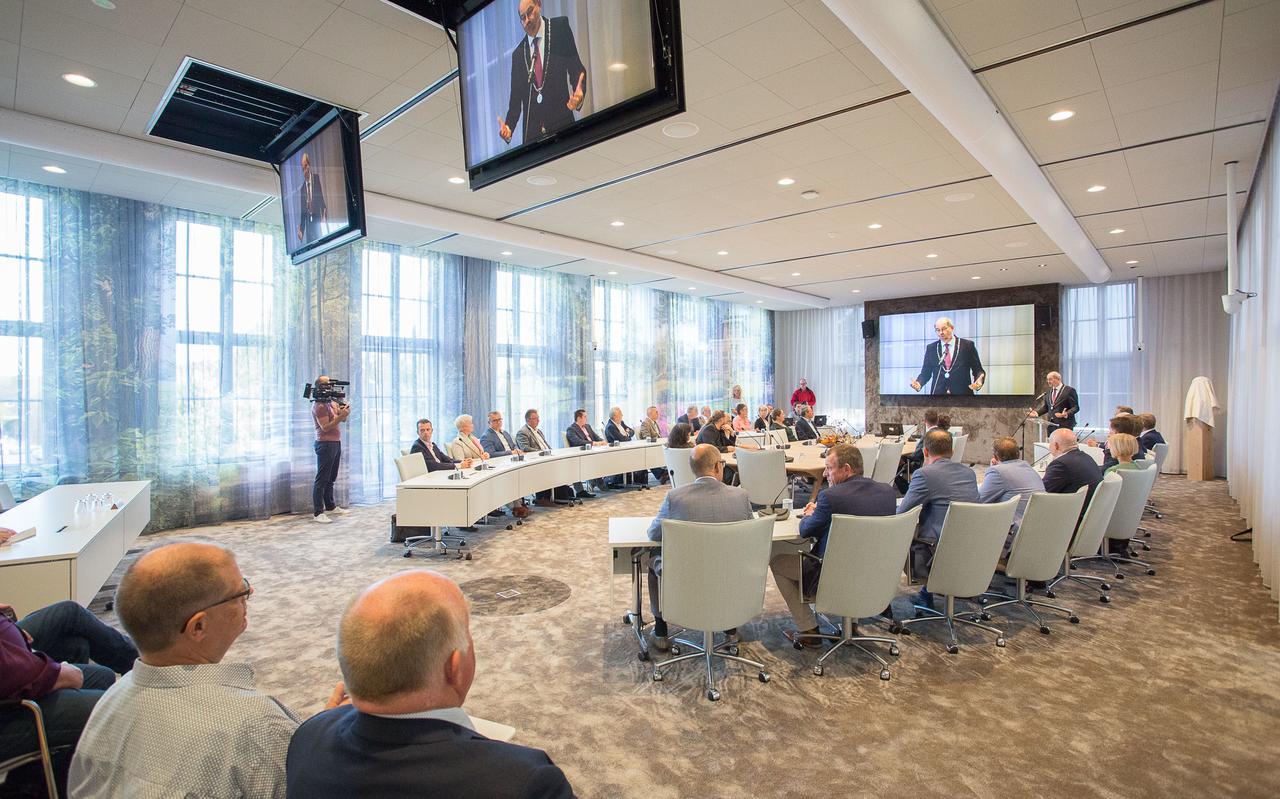 De raadszaal van de gemeente Hoogeveen toen deze in gebruik werd genomen. Binnenkort nemen jongeren plaats op de stoelen. (Deze foto is genomen voordat het coronavirus uitbrak). De raadszaal van de gemeente Hoogeveen toen deze in gebruik werd genomen. Binnenkort nemen jongeren plaats op de stoelen. (Deze foto is genomen voordat het coronavirus uitbrak).