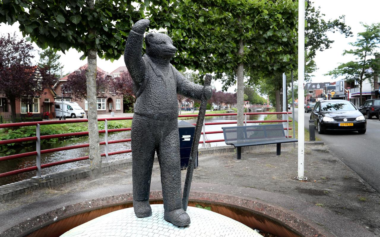 Het standbeeld van Bruintje Beer in Musselkanaal.