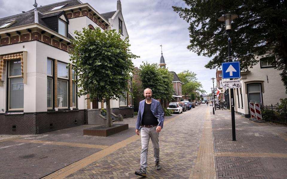 Bertil Sietsema in Hoofdstraat Oost van Uithuizen. ,,Het is mooi als winkelpanden worden opgeknapt en weer passen bij het historisch karakter van Uithuizen.''