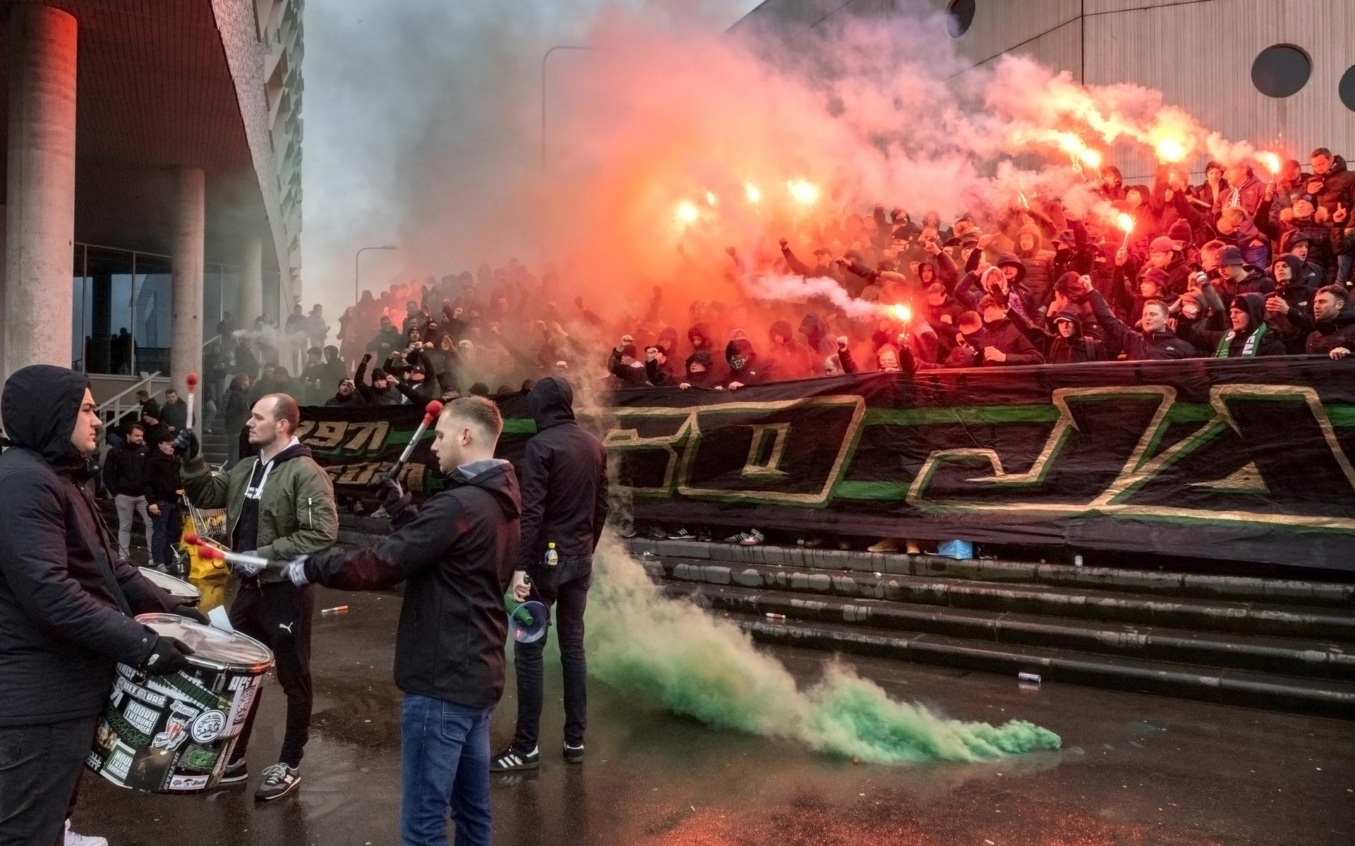 Supporters van FC Groningen protesteren buiten het stadion omdat maar een klein deel van het publiek aanwezig mag zijn bij de wedstrijd.