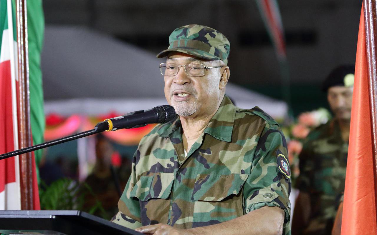 Desi Bouterse spreekt NDP-partijgenoten toe tijdens de viering van 40 jaar na de militaire coup.